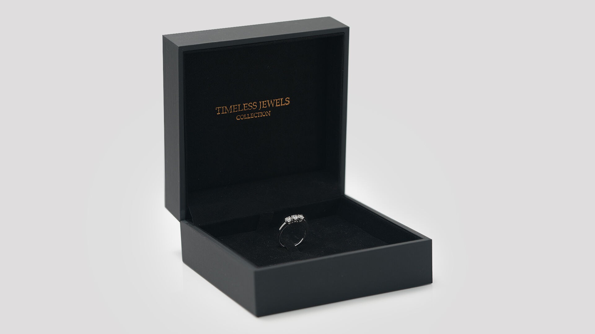 Anello trilogy con diamanti in confezione Daverio1933