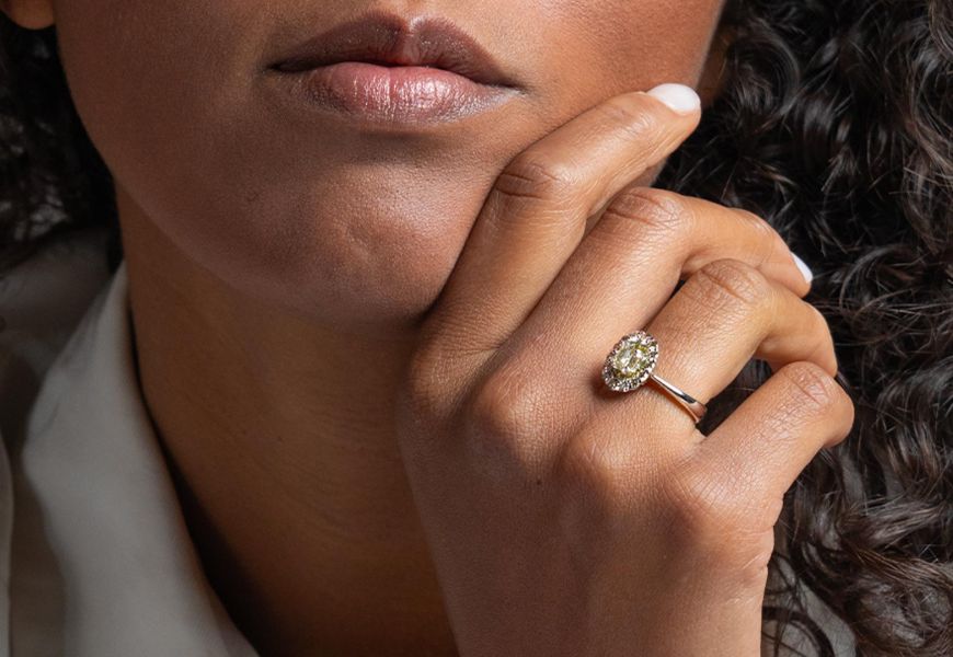 Anello con diamanti fancy