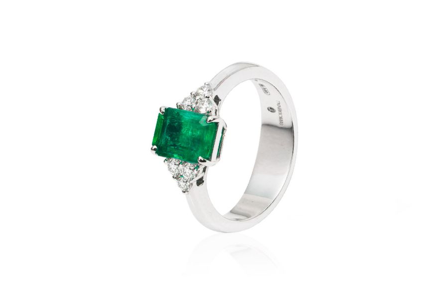 Anello con smeraldo e pavè