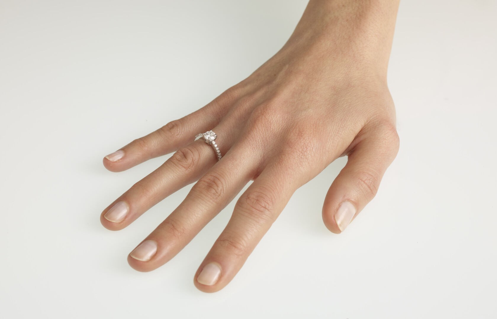 Anello solitario indossato da mano