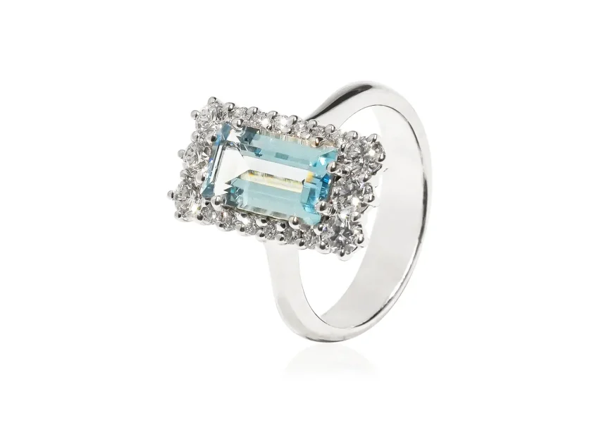 Anello con acquamarina e diamanti