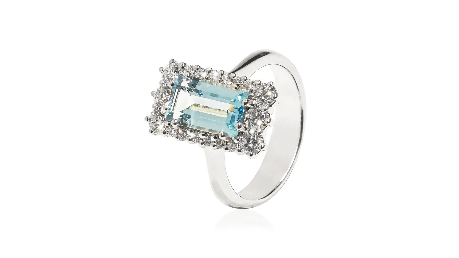 Anello con acquamarina e diamanti