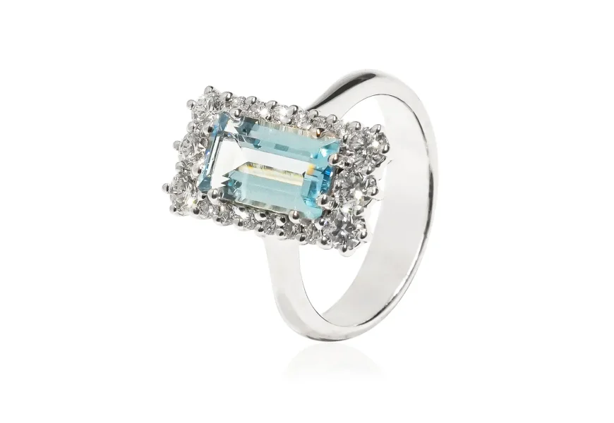 Anello con acquamarina e diamanti