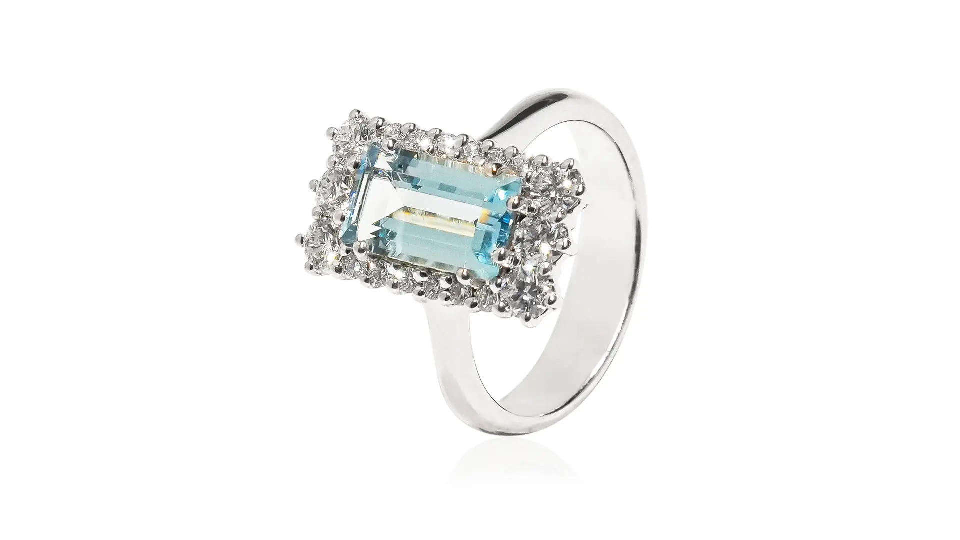 Anello con acquamarina e diamanti