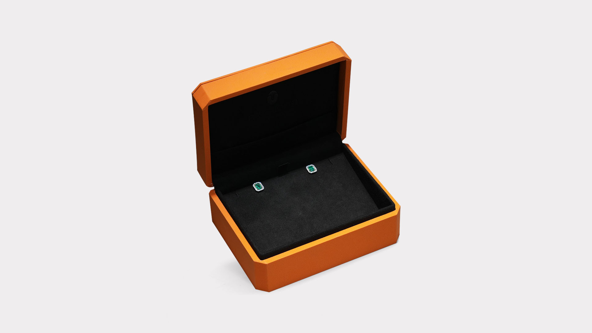 Confezione con orecchini di smeraldi