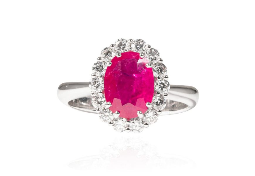 Anello con rubino birmano e diamanti