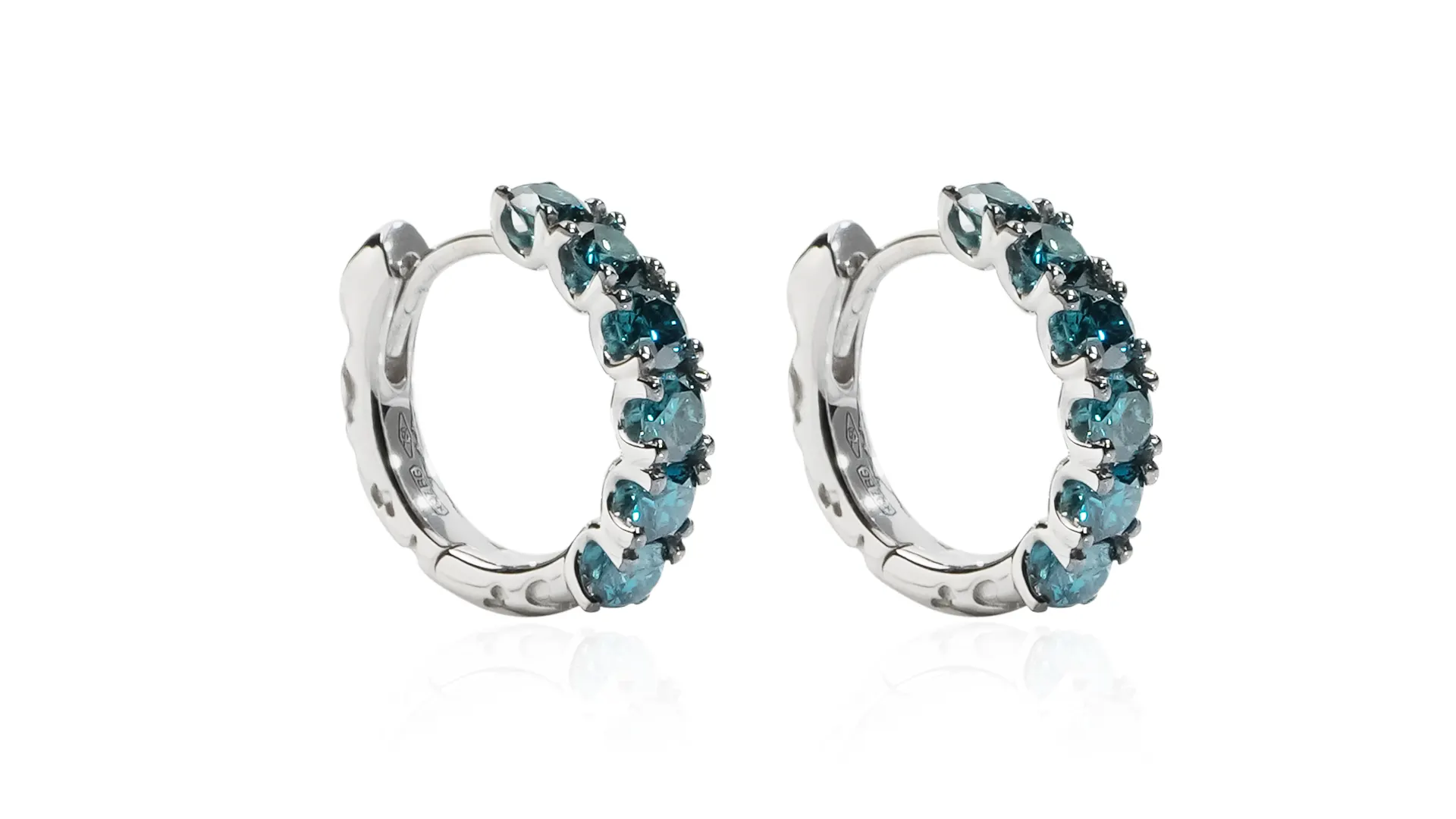 Orecchini a cerchio con diamanati blu