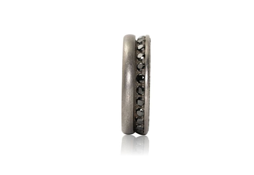 Anello in titanio e diamanti neri
