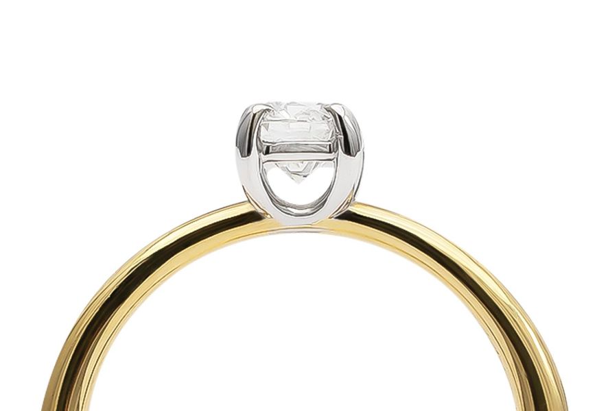 Anello solitario in oro giallo