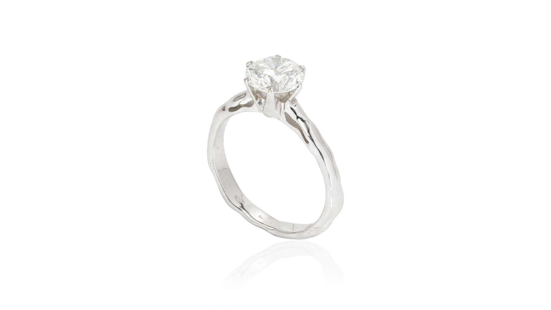 Anello solitario in oro bianco