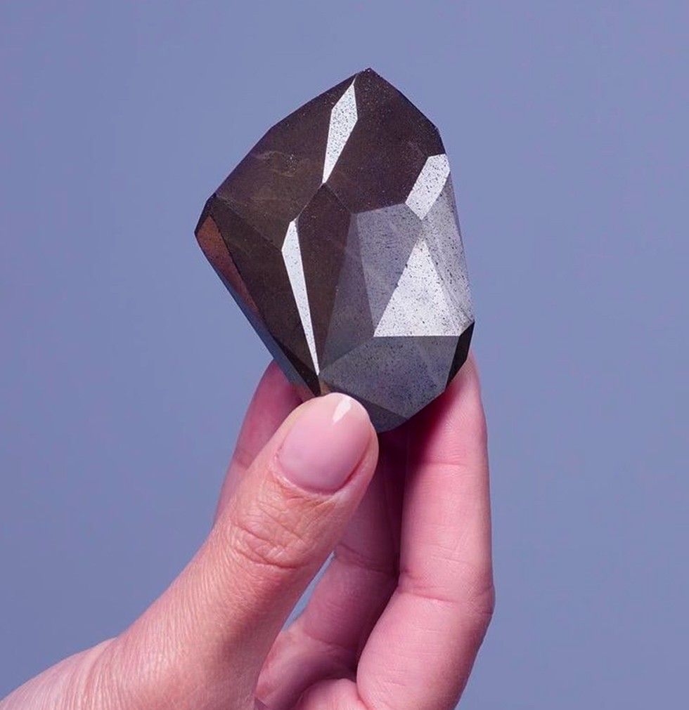 diamante nero, Il diamante nero, una pietra misteriosa e intrigante