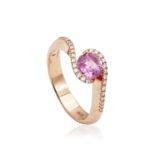 Anello con zaffiro rosa e diamanti