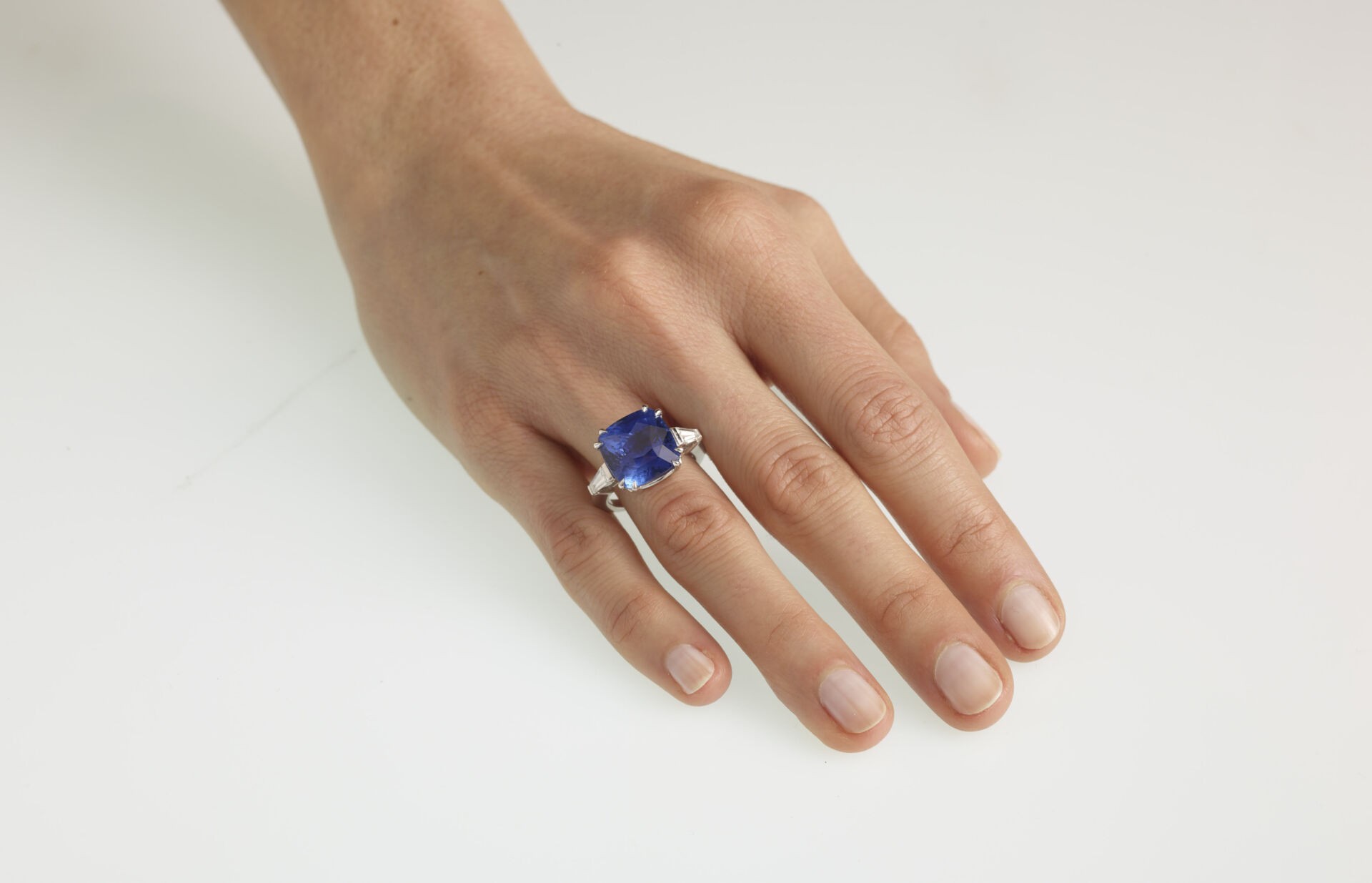 anello con zaffiro, L&#8217;anello con zaffiro, elegante e romantico