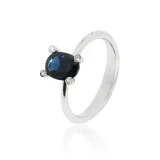 Anello con zaffiro ovale