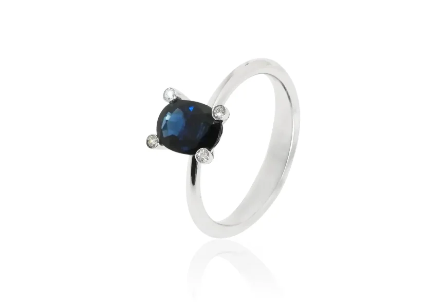 Anello con zaffiro ovale