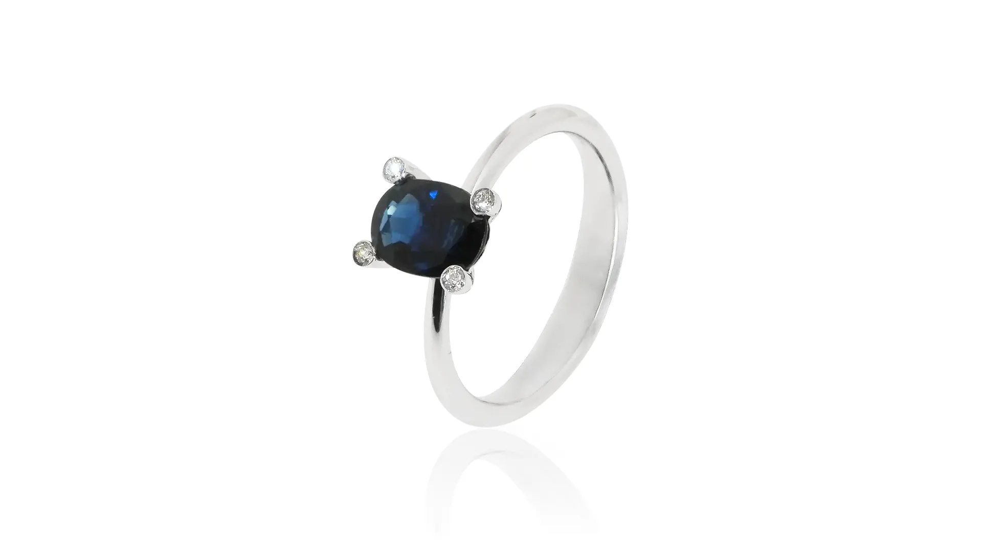 Anello con zaffiro ovale